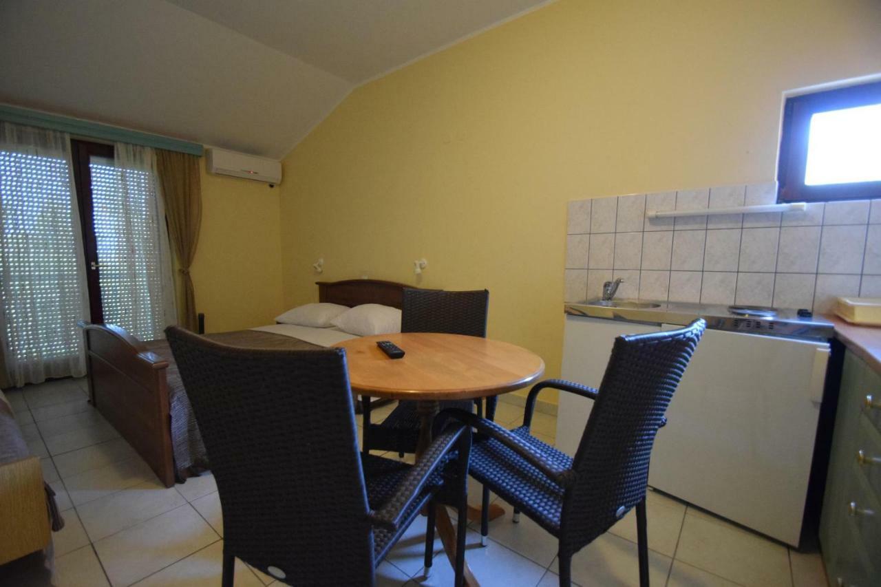 Apartments Nina สตารีกราด-ปาเคลนีซา ภายนอก รูปภาพ